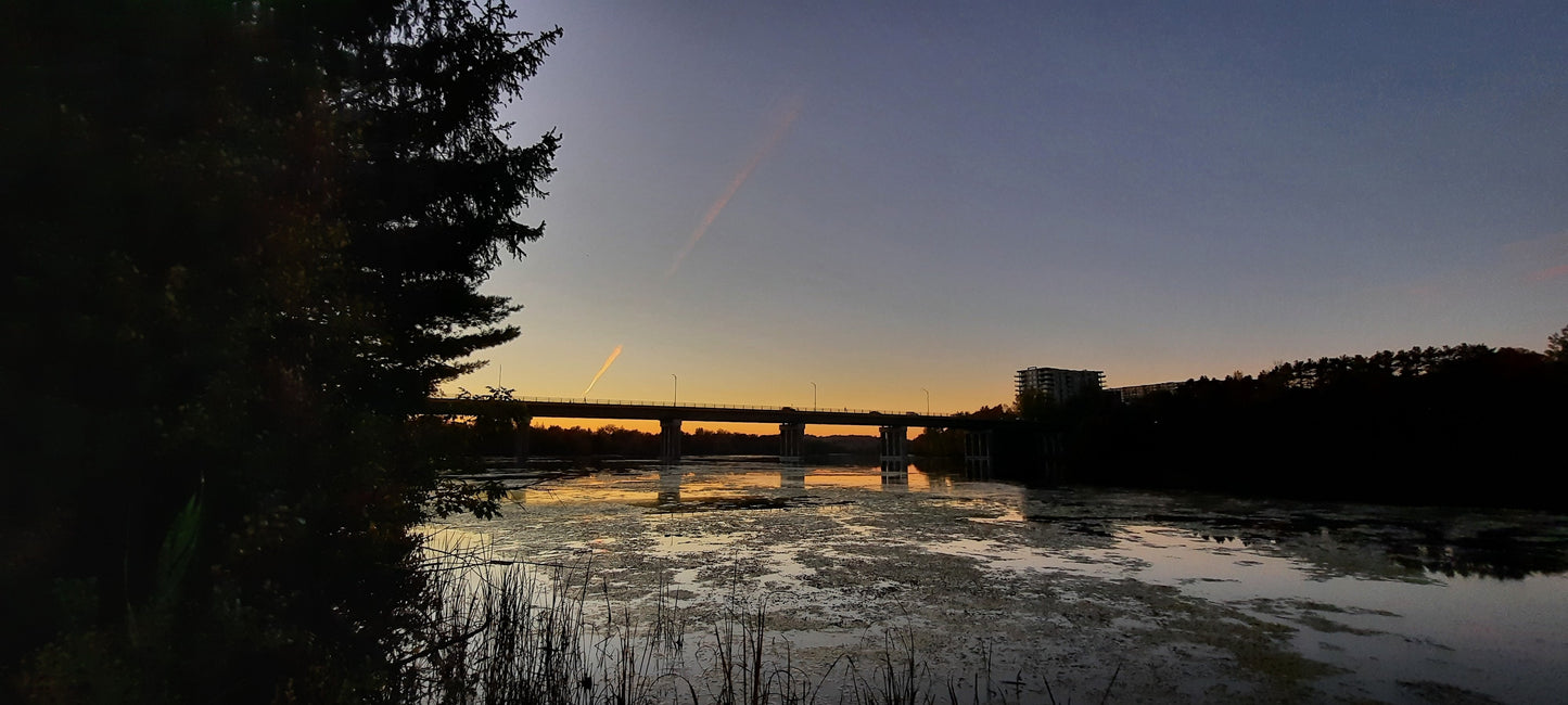 Crépuscule Du 6 Octobre 2021 18H31 (Vue P1) Rivière Magog À Sherbrooke. Pont Jacques Cartier.